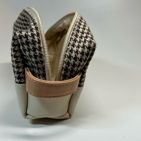 Hackett London Turkish Airlines Business Class Amenity Kit, Toiletry Bag. - Picture 4 of 7